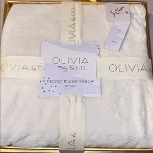 Olivia & Co. Velvet plush throw 50x60 cream white